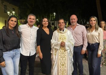 La vicealcaldesa acude a la misa de despedida del vicario de Moncada
