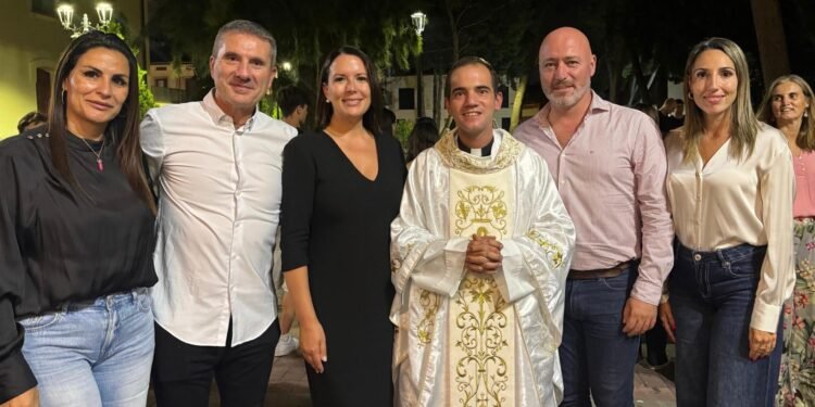 La vicealcaldesa acude a la misa de despedida del vicario de Moncada