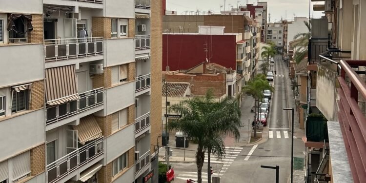 Última hora: Comercios cerrados y calles vacías en Moncada por la alerta roja