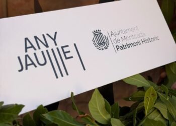 Montcada ret homenatge a Jaume I amb un corona de llorer al carrer del conqueridor