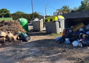 De descampado a vertedero, la pesadilla de los vecinos de la calle 133 de Masias