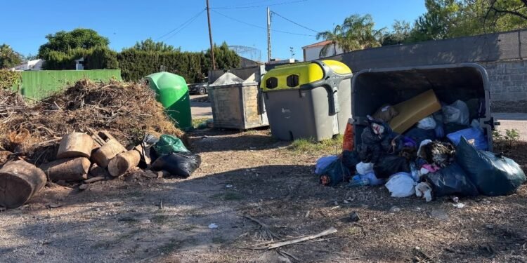 De descampado a vertedero, la pesadilla de los vecinos de la calle 133 de Masias