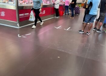 El mercado reabre con el pavimento a medio reparar tras cerrar todo el sábado
