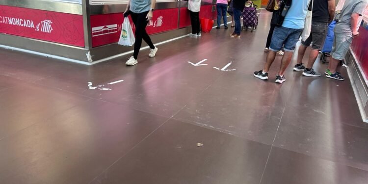 El mercado reabre con el pavimento a medio reparar tras cerrar todo el sábado