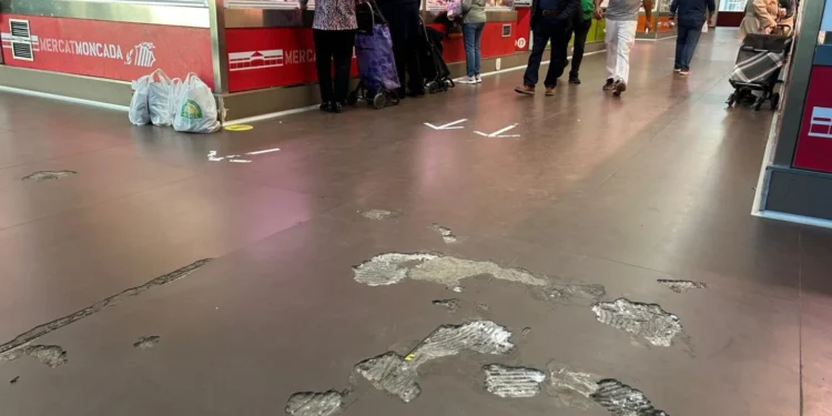 Moncada borra este sábado las huellas del deteriorado pavimento del mercado