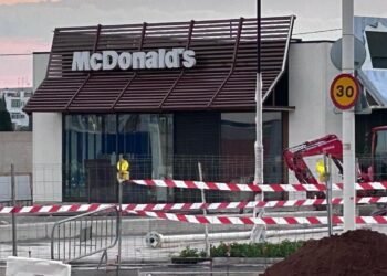 McDonald’s instala su icónico logotipo en el parque comercial de Moncada