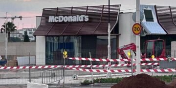 McDonald’s instala su icónico logotipo en el parque comercial de Moncada